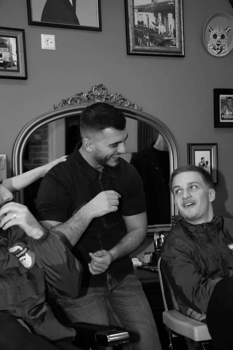 Barbier und Kunde lachen zusammen