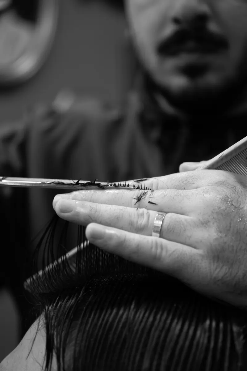 Schere und Kamm im Haar eines Kunden bei Der Barbier in Weil am Rhein