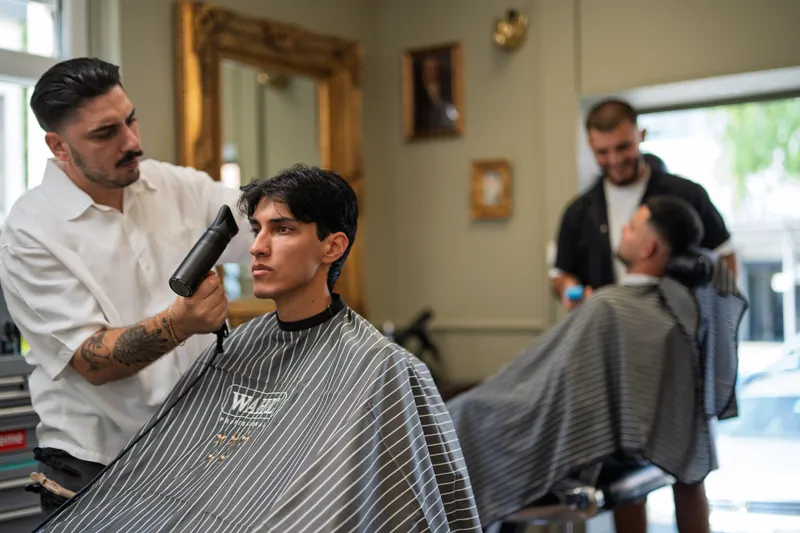 Föhn-Styling nach dem Herrenhaarschnitt bei Der Barbier